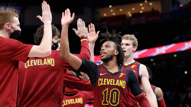 有人走过去 有人走过去